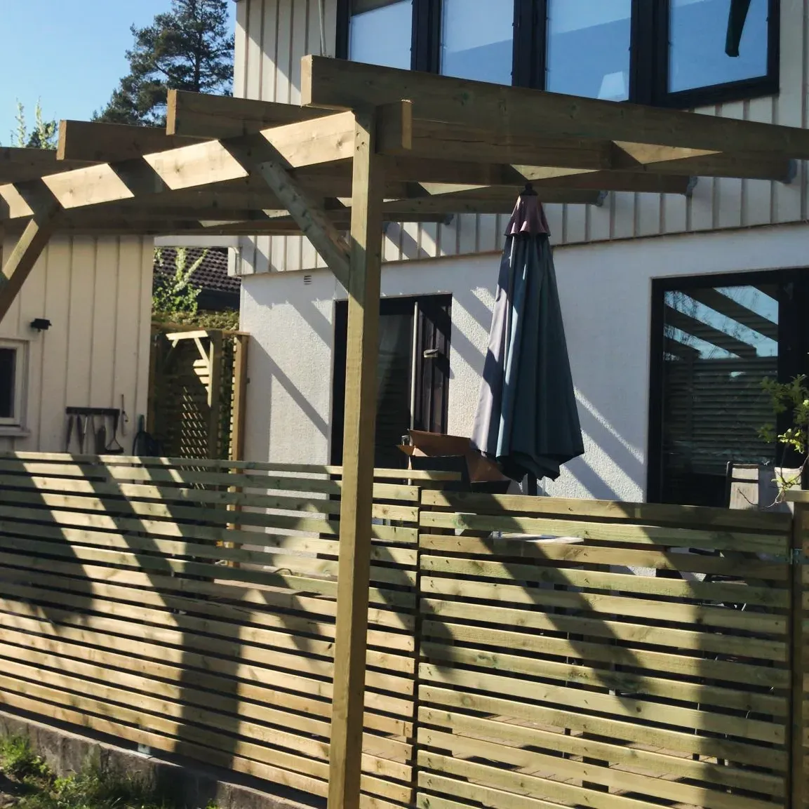 Färdigt trädäck med pergola – resultatbild