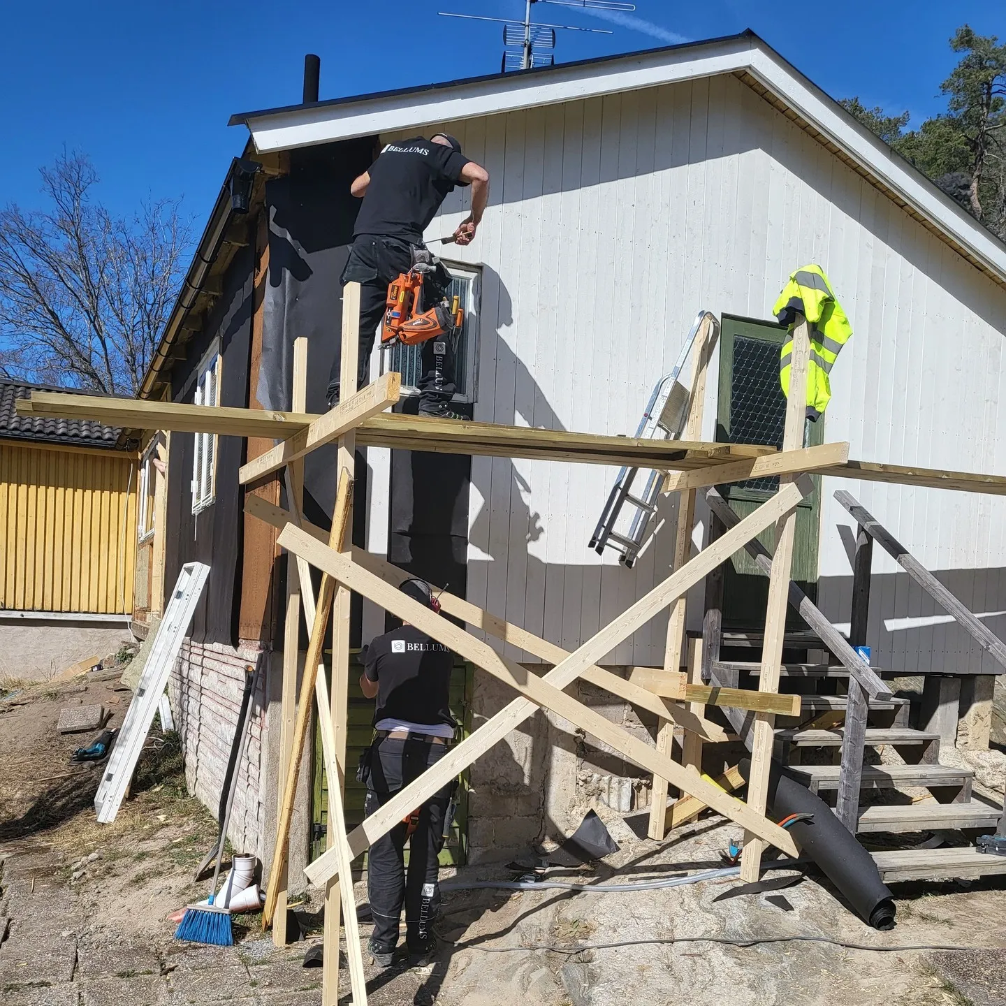 Bellums hantverkare arbetar utomhus