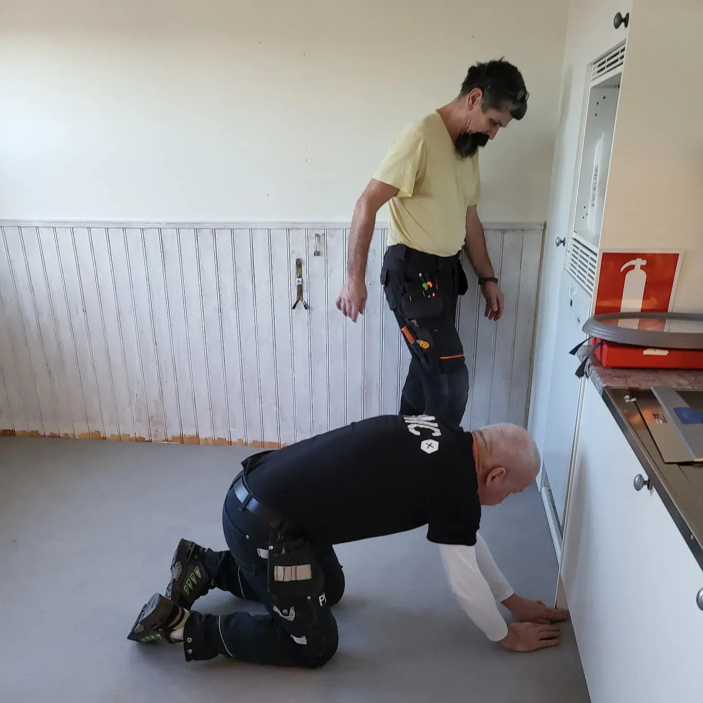 Hantverkare lägger och slipar trägolv i villa i Danderyd
