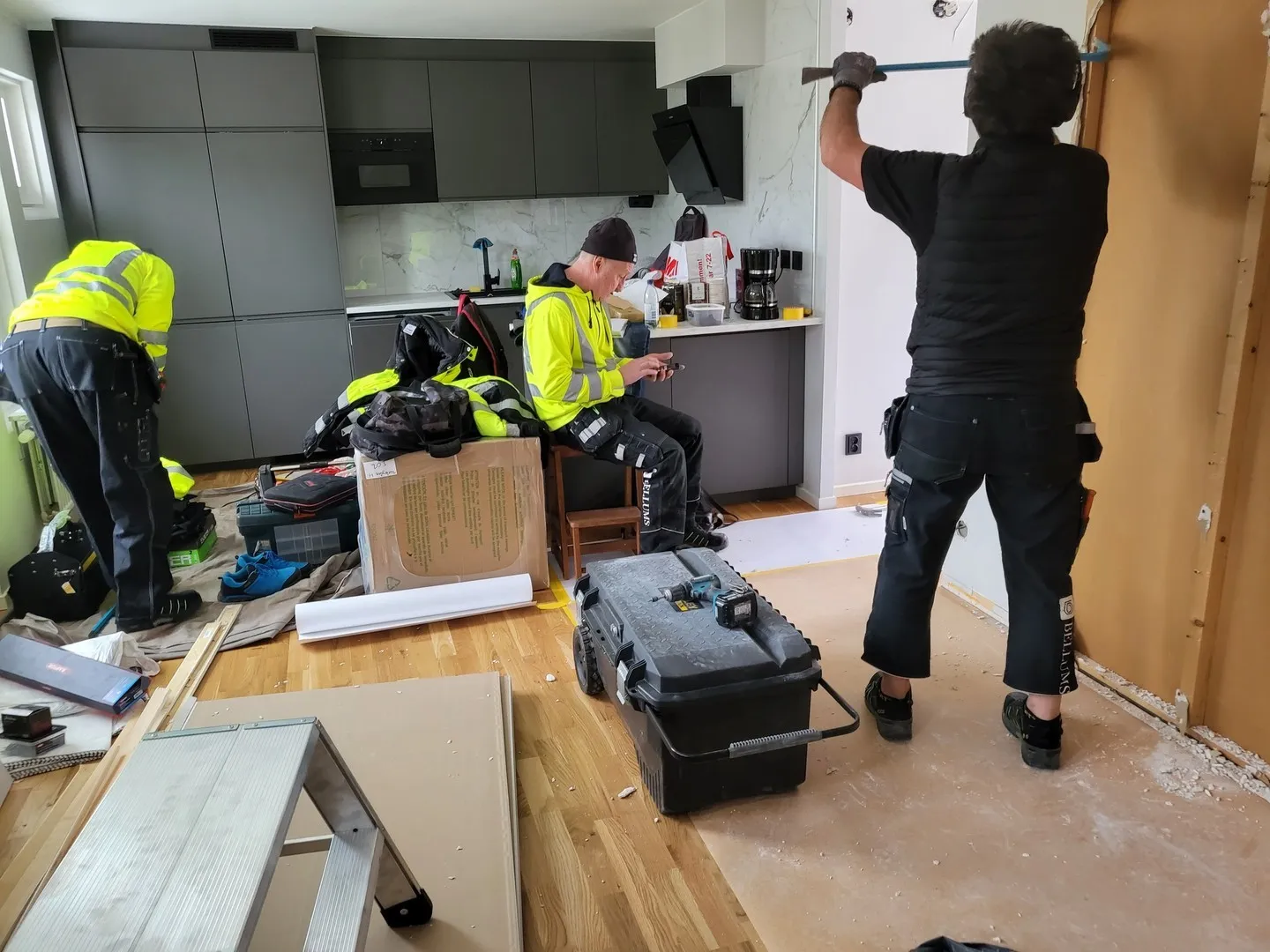 Bellums hantverkare arbetar i lägenhet i Stockholm